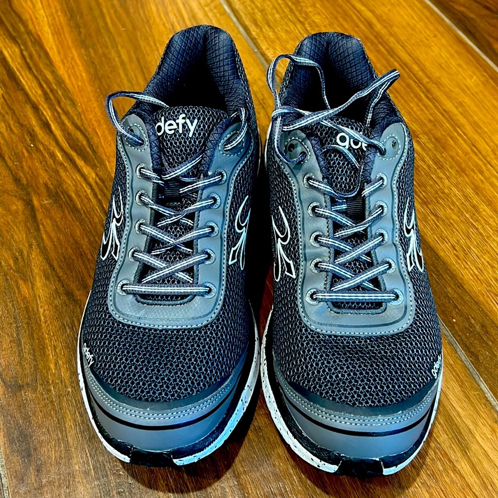 Gdefy gravity defier walking shoes in like-new condition